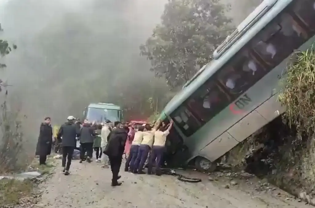 Imagen Hay 4 mexicanos heridos por volcadura de autobús en Machu Picchu: SRE