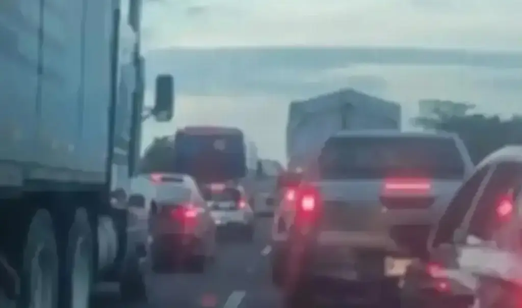 Imagen Reportan hasta 11 kilómetros de fila en autopista de Veracruz 