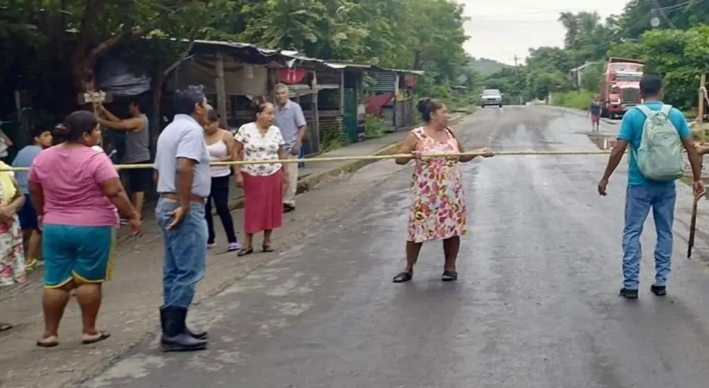 Imagen Habitantes bloquean carretera de Veracruz; esta es la razón 