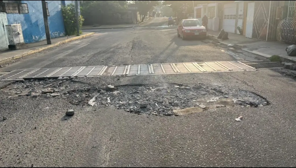 Imagen Mega bache y alcantarilla sin tapa en calle de Lomas del Vergel 