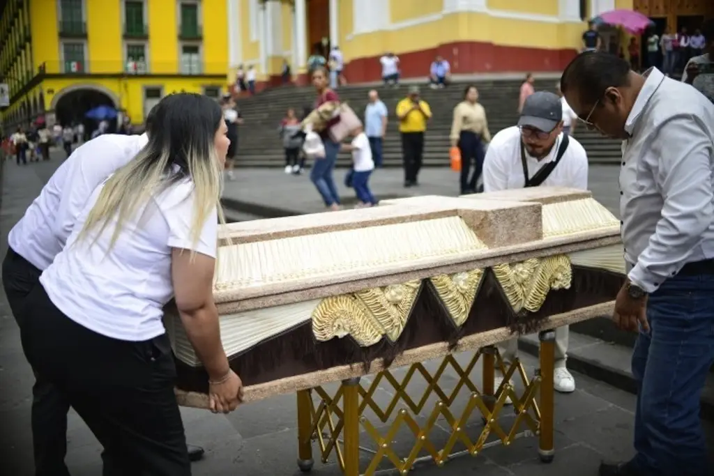 Imagen Con féretro, trabajadores del Poder Judicial se manifiestan en Xalapa, Veracruz 