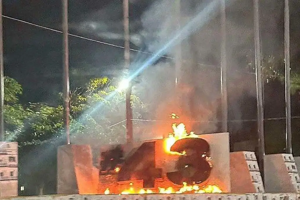 Imagen Queman el antimonumento a los 43 en Chilpancingo, Guerrero