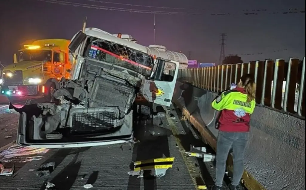 Imagen Tráiler doble remolque choca contra muro de contención en la autopista Córdoba-Veracruz