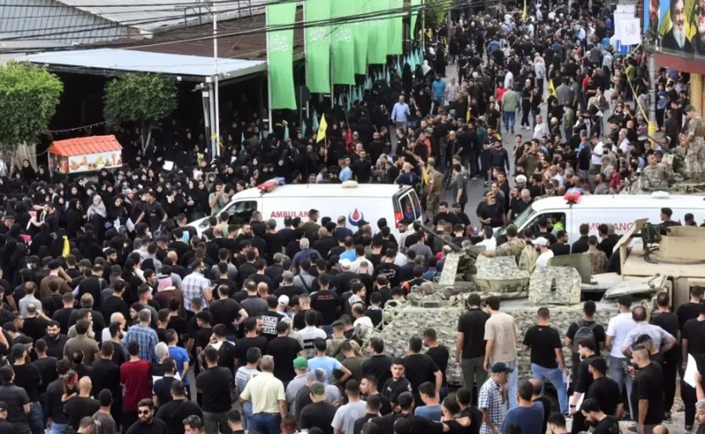 Imagen Así fueron las nuevas explosiones en funeral de víctimas de estallido de bíperes en Líbano (+Video)