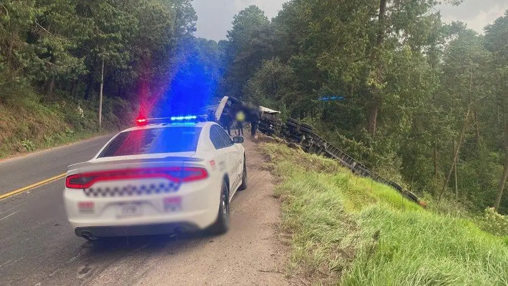 Imagen Continúa el cierre parcial de circulación en carretera de Veracruz por fuerte volcadura de tráiler