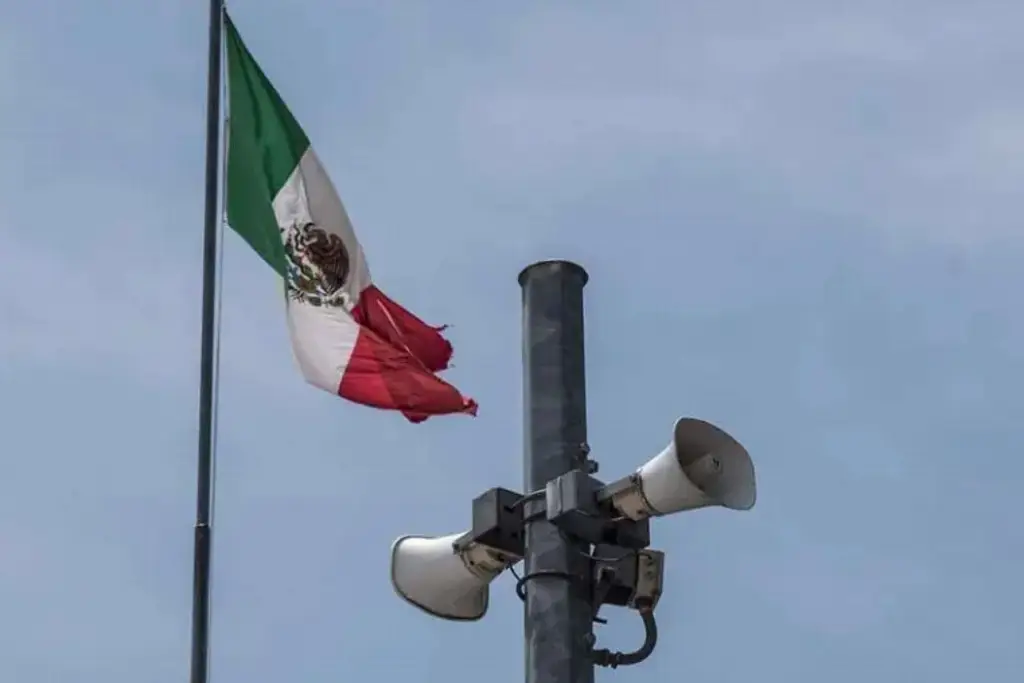 Imagen Sonaron las sirenas en Bomberos de Veracruz, CDMX y todo el país en recuerdo de víctimas de sismos 