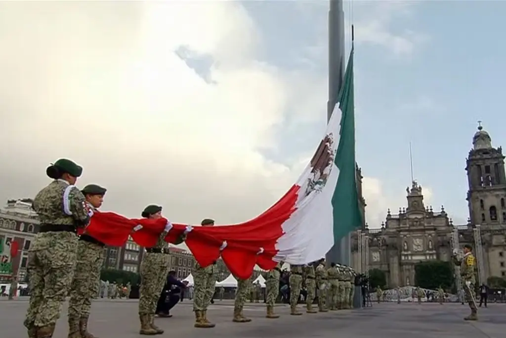 Imagen AMLO iza Bandera a media asta en memoria de víctimas de sismos