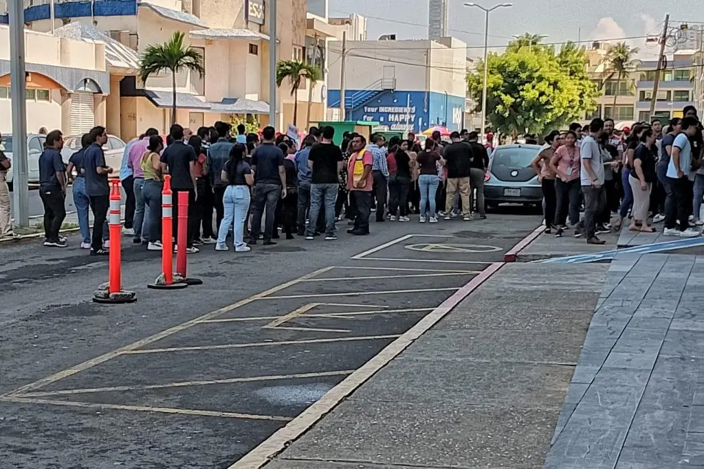 Imagen Evacuan torre del SAT en Boca del Río en tiempo récord 