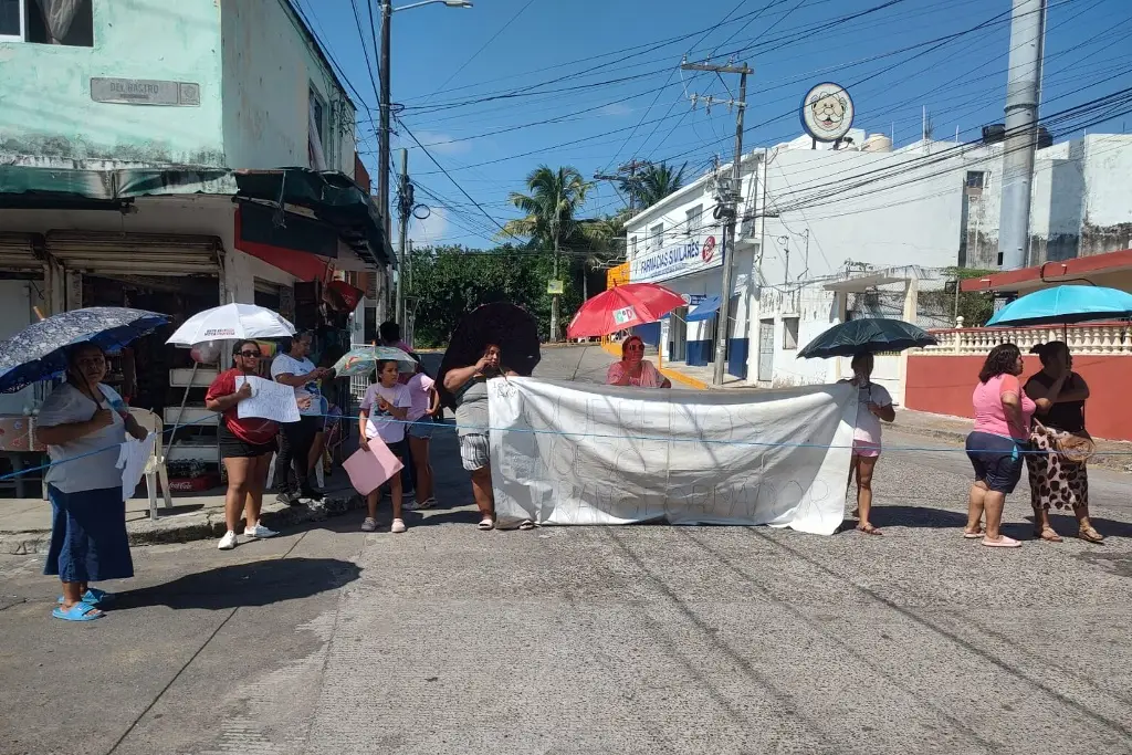 Imagen Vecinos acusan que llevan una semana sin luz en colonia de Boca del Río 