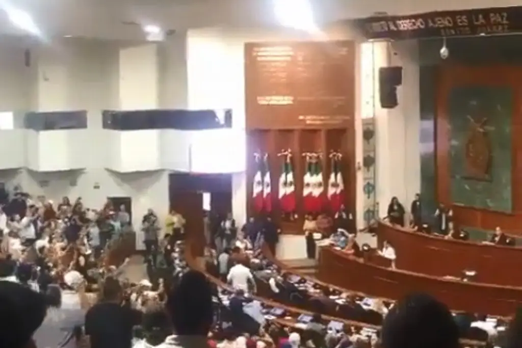 Imagen '¡Fuera Rocha!': universitarios irrumpen en el Congreso de Sinaloa en para protestar