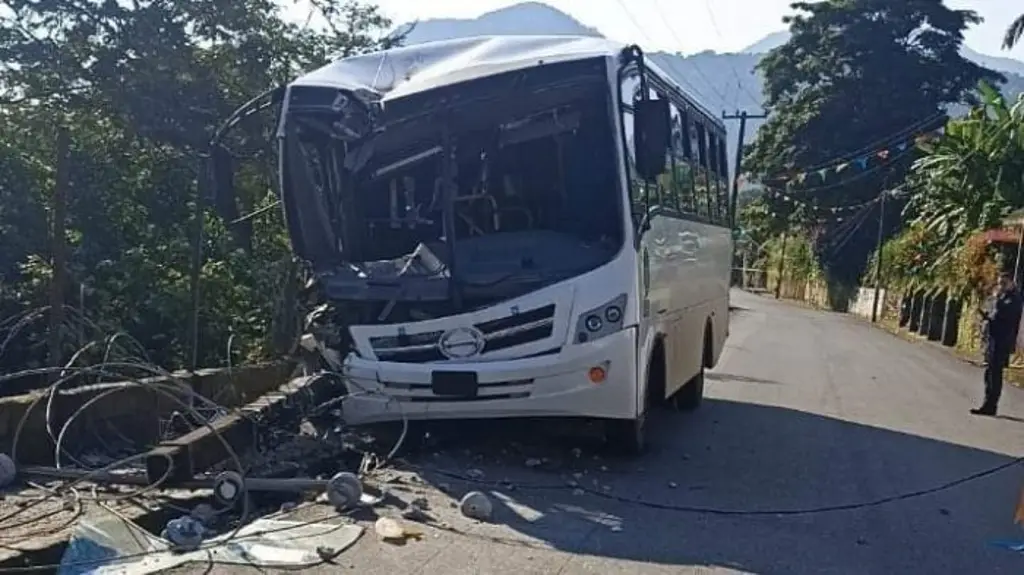 Autobús de pasaje urbano choca contra poste de concreto en Córdoba ...