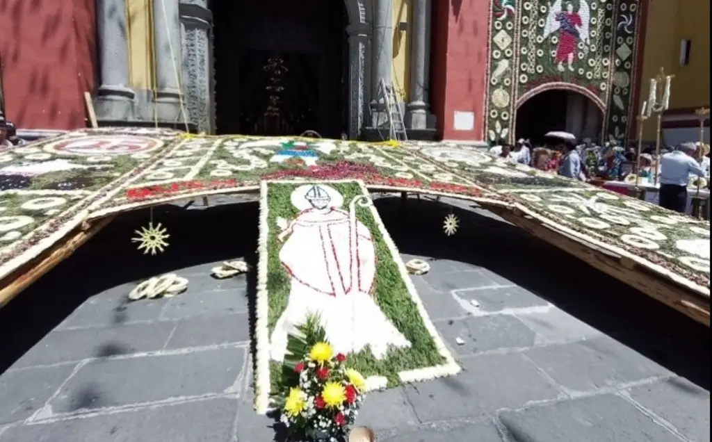Imagen Levantan arco floral en la Catedral de San Miguel Arcángel de Orizaba, Veracruz 
