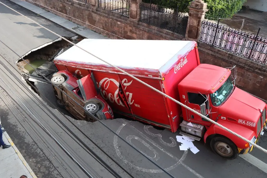 Imagen Socavón 'se traga' camión refresquero y camioneta con familia dentro; así lo captaron (+Video)