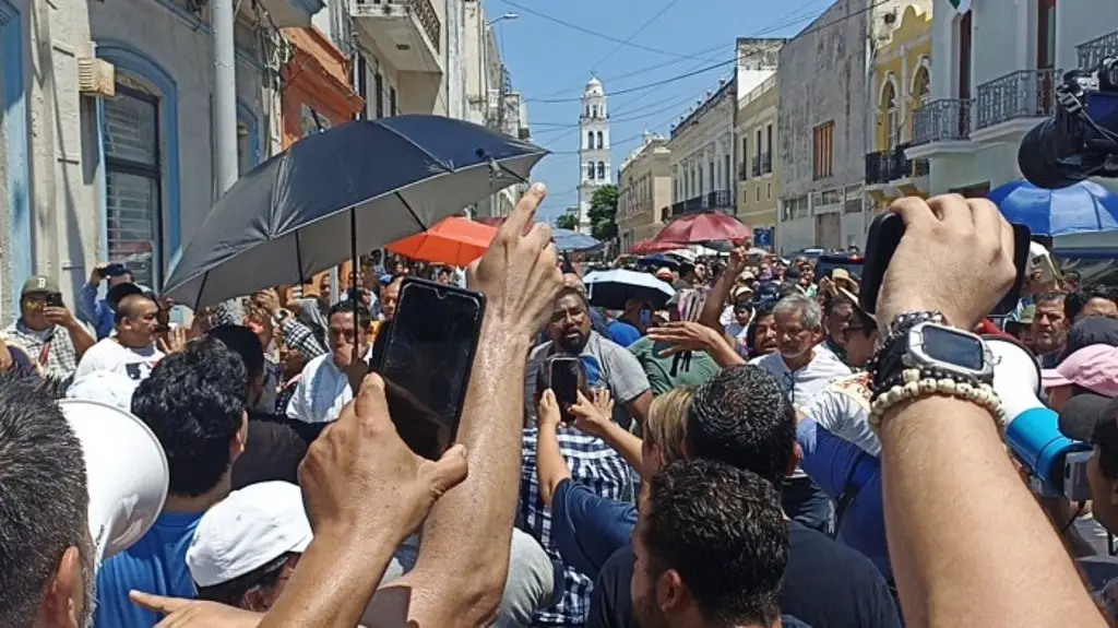 Imagen Piden cese de funcionario estatal por presunta agresión a asistentes a evento de AMLO en Veracruz