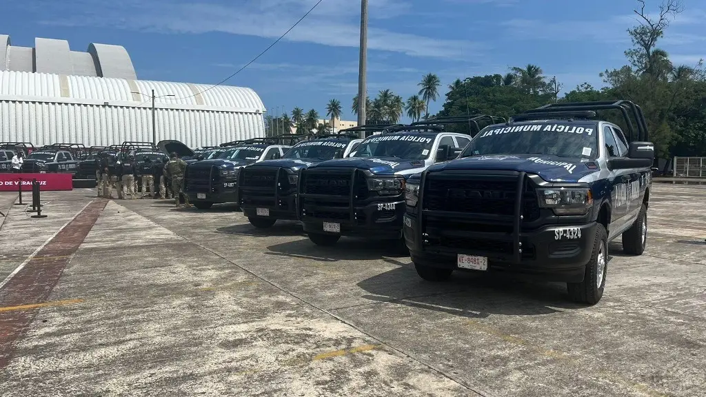 Imagen Entrega Cuitláhuac García patrullas y equipamiento a 31 municipios del estado de Veracruz 