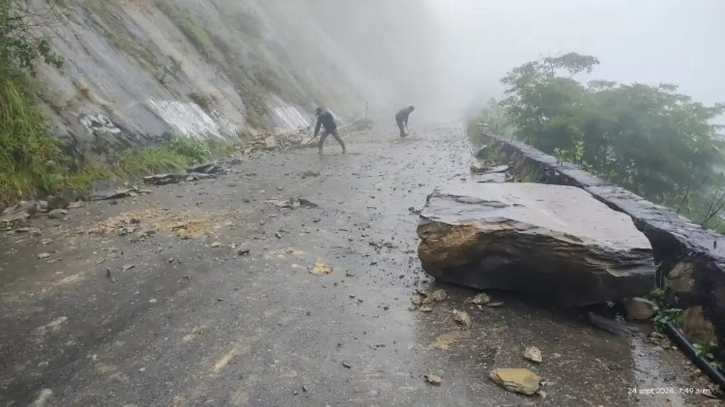 Imagen Cae enorme roca en carretera de Veracruz 