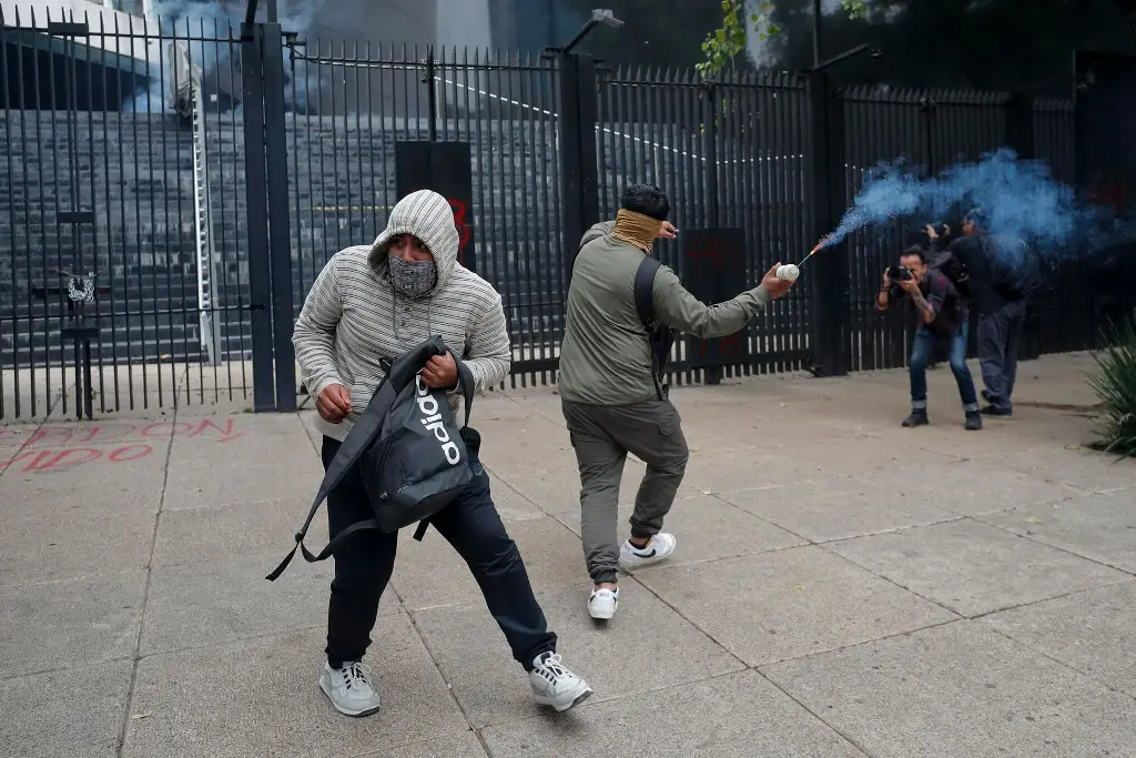 Imagen Familiares de Ayotzinapa protestan en Senado ante la militarización de la Guardia Nacional