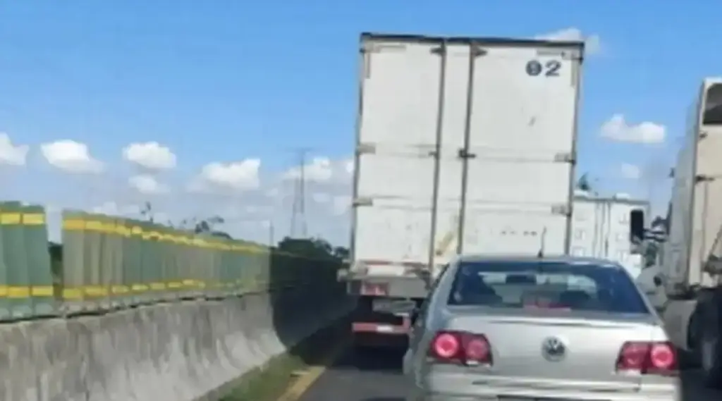 Imagen Reportan hasta 4 kilómetros de fila en autopista de Veracruz; es por esta razón 