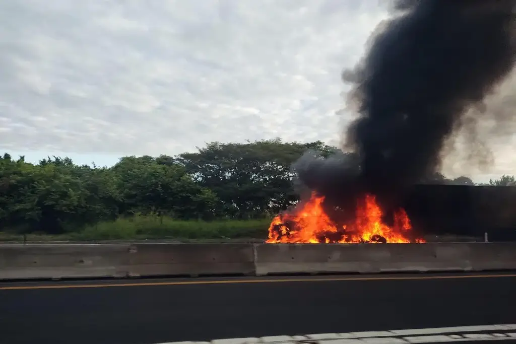 Imagen Reportan incendi0 de tráiler en libramiento de Cardel. Tome precaución 