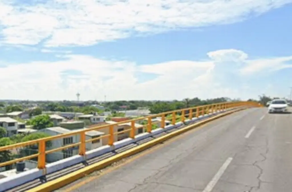 Imagen Rescatan a hombre tras intentar lanzarse de puente en Veracruz 