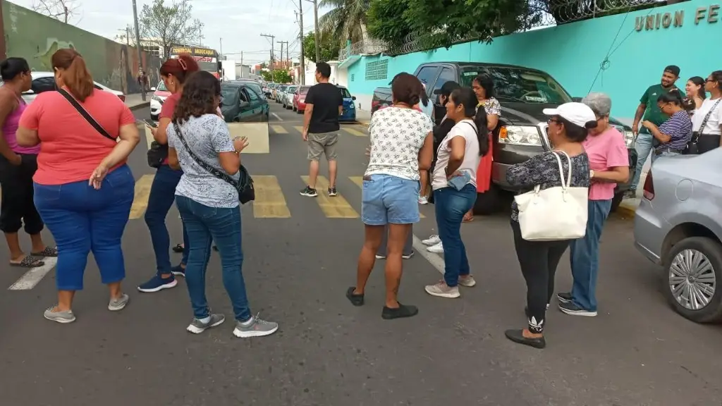 Imagen Por falta de intendente, padres de familia de escuela en Veracruz bloquean avenida