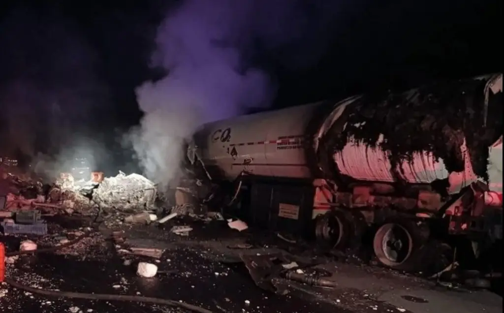 Imagen Tráileres chocan de frente en carretera de Veracruz; hay un muerto 