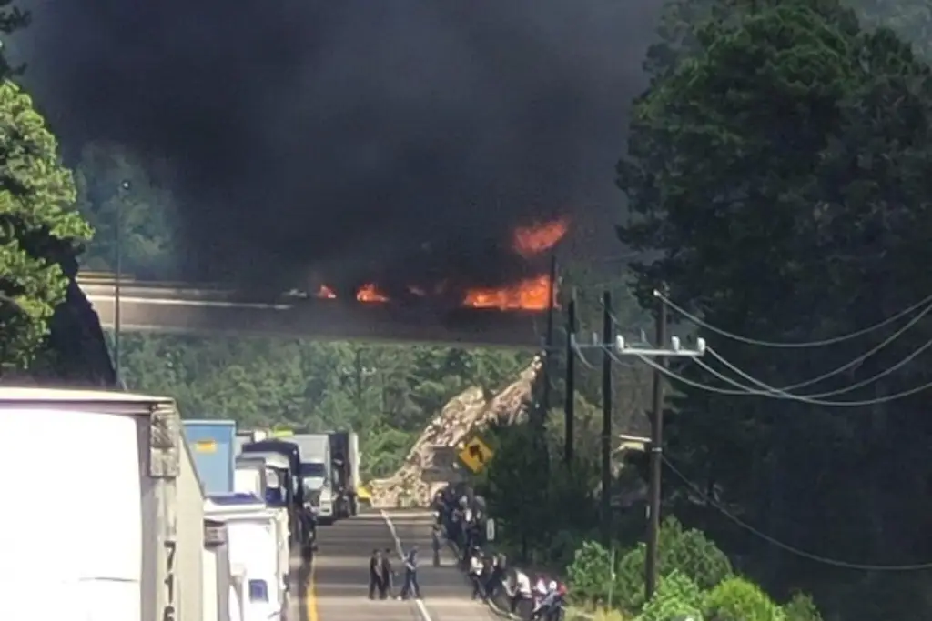 Imagen Reportan bloqueos y quema de vehículos tras enfrentamientos en carretera Mazatlán-Durango