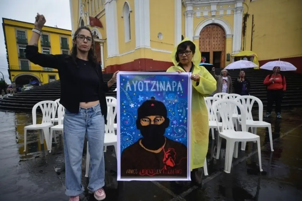 Imagen Realizan marcha por desaparición de 43 estudiantes de Ayotzinapa en Xalapa, Veracruz 