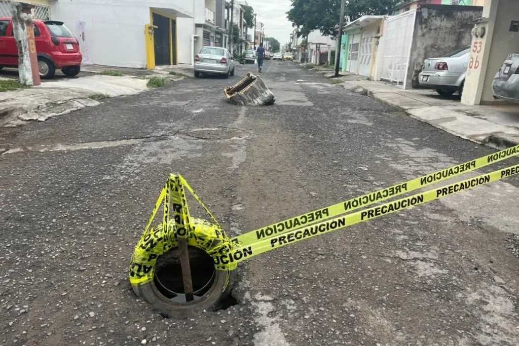 Imagen Reportan tres socavones en calle de los Volcanes