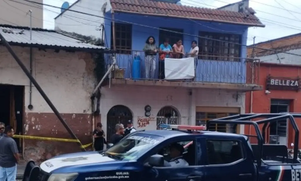 Fuerte operativo policíaco por hallazgo sin vida de adulto mayor al interior de su casa 