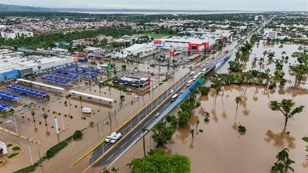 Por huracán John, inundaciones alcanzan hasta 2 metros de altura en Acapulco, Guerrero