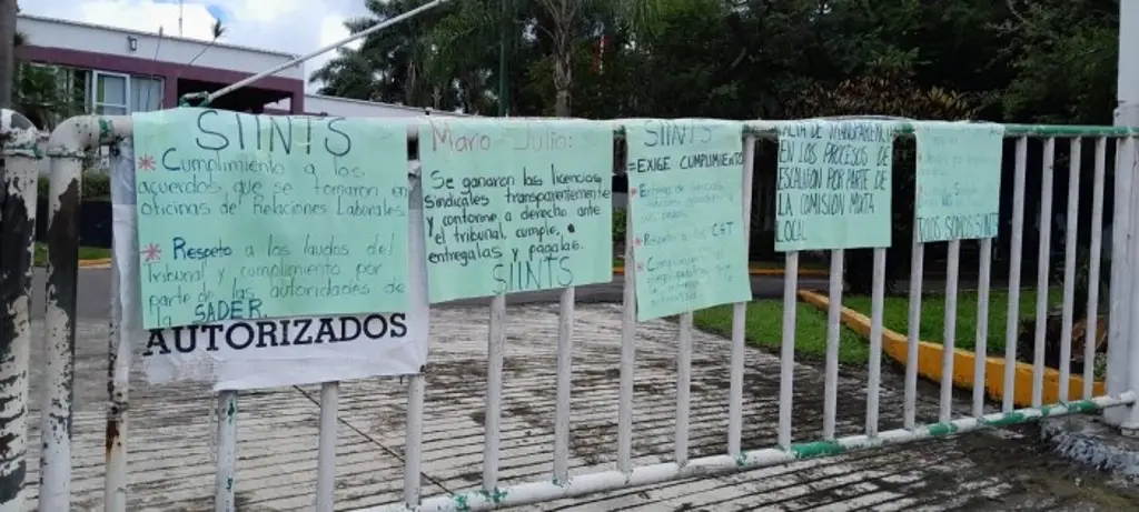 Imagen Protestan trabajadores de Sader en demanda de mejores condiciones laborales