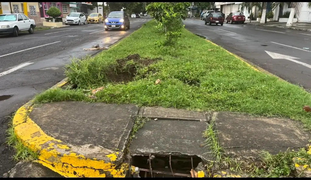 Imagen Detectan socavón en camellón central de la avenida Colón 