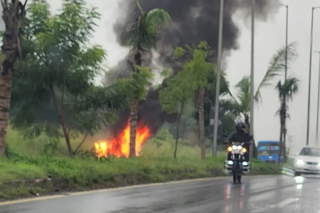 Imagen Se quema carro en la Paso del Toro - Boca del Río