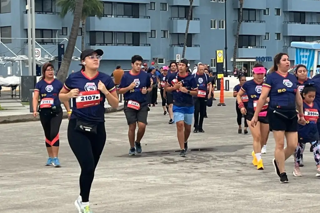 Imagen Cierran bulevar Manuel Ávila Camacho por carrera deportiva en Veracruz 