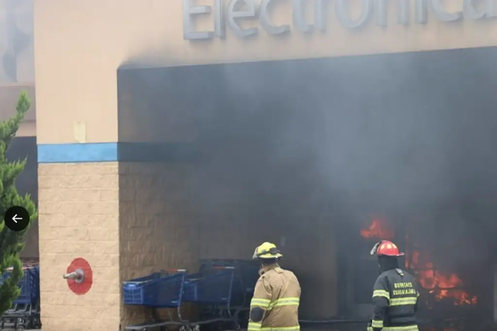 Imagen Un Bombero lesionado deja incendio en tienda de autoservicio