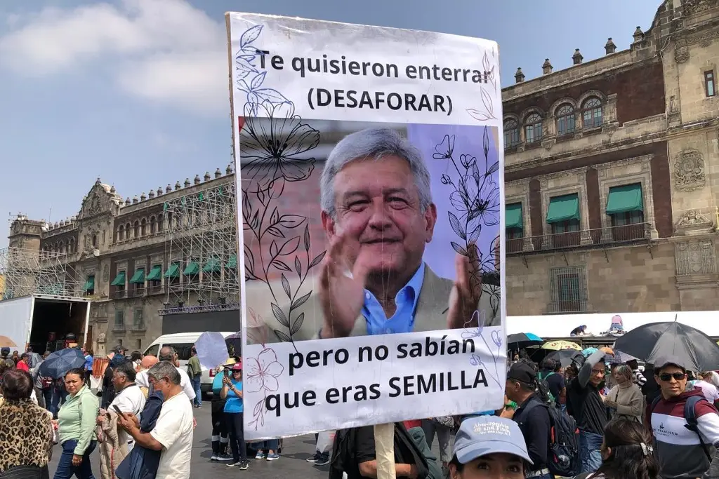 Imagen Despiden y ovacionan a AMLO frente a Palacio Nacional (FOTOS) 