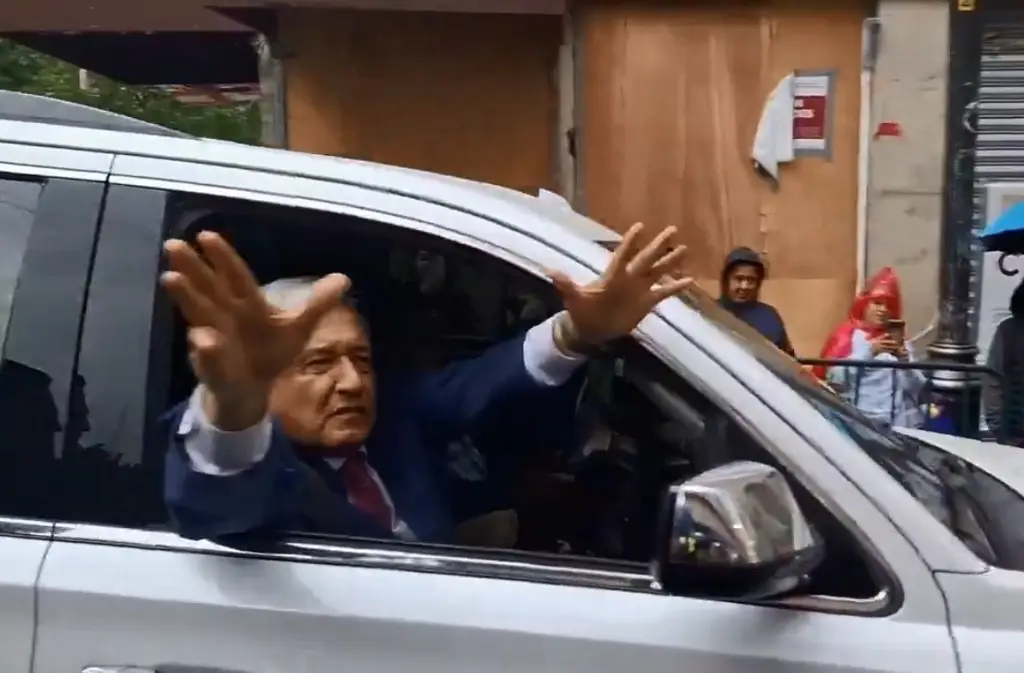 Imagen AMLO abandona Palacio Nacional en su último día como Presidente (+Video)