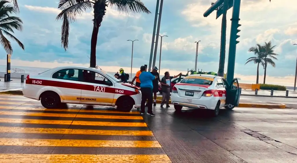 Imagen Accidente entre dos taxis en el bulevar Manuel Ávila Camacho 