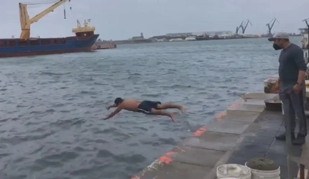 Imagen Como “Chucho el Roto”, hombre se arroja al mar para nadar hasta San Juan de Ulúa, esto pasó