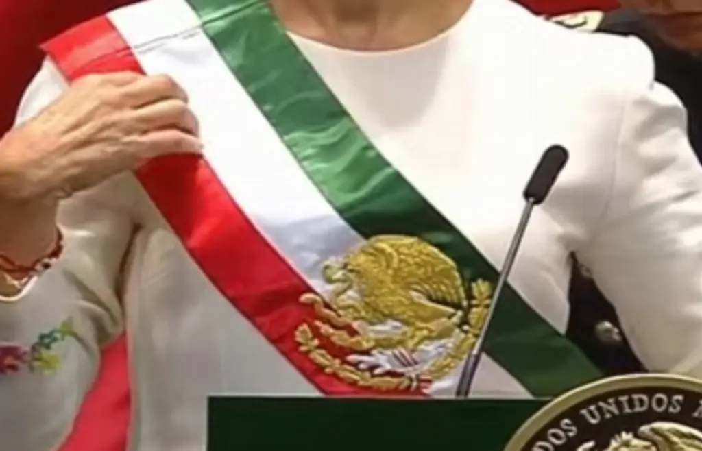 Imagen ¿Por qué la banda presidencial  de Sheinbaum tiene los colores “al revés”?