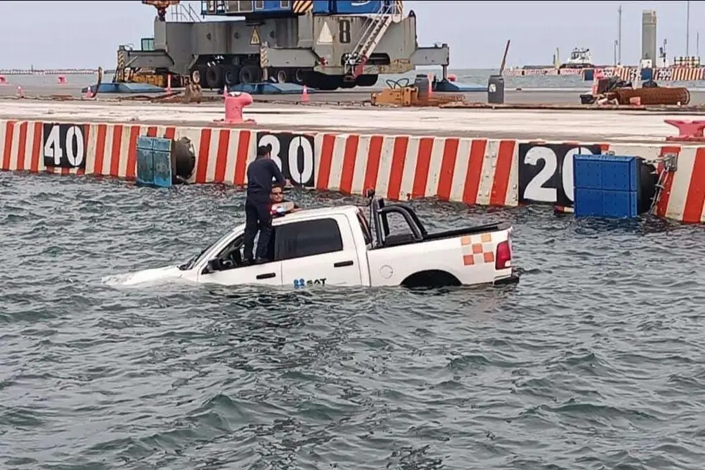 Imagen Camioneta se va al mar en Veracruz (+ video)