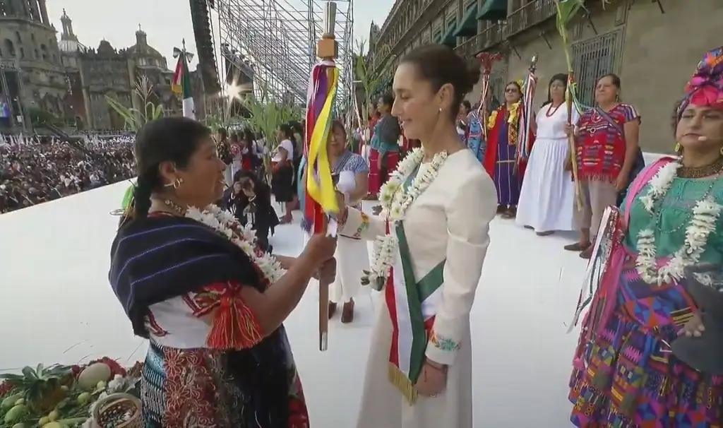 Imagen Sheinbaum recibe el bastón de mando de 70 pueblos indígenas y la comunidad afromexicana