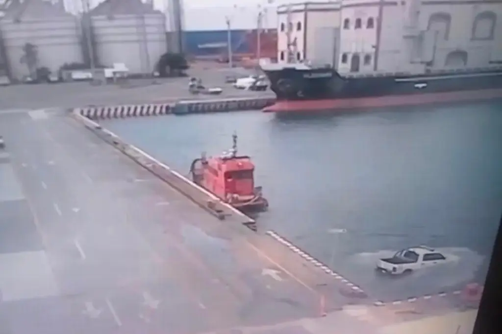 Imagen Captan caída de camioneta al mar en Veracruz (+ video)