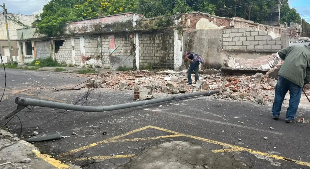 Imagen El norte derribó una barda en la colonia Zaragoza