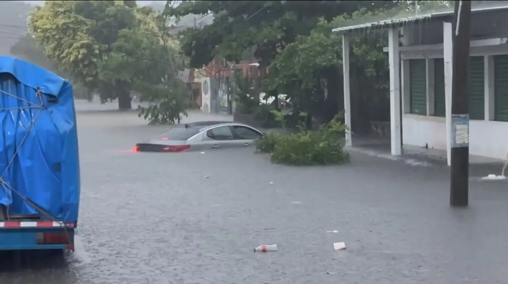 Imagen Queda atrapada en calle inundada con menor a bordo de auto