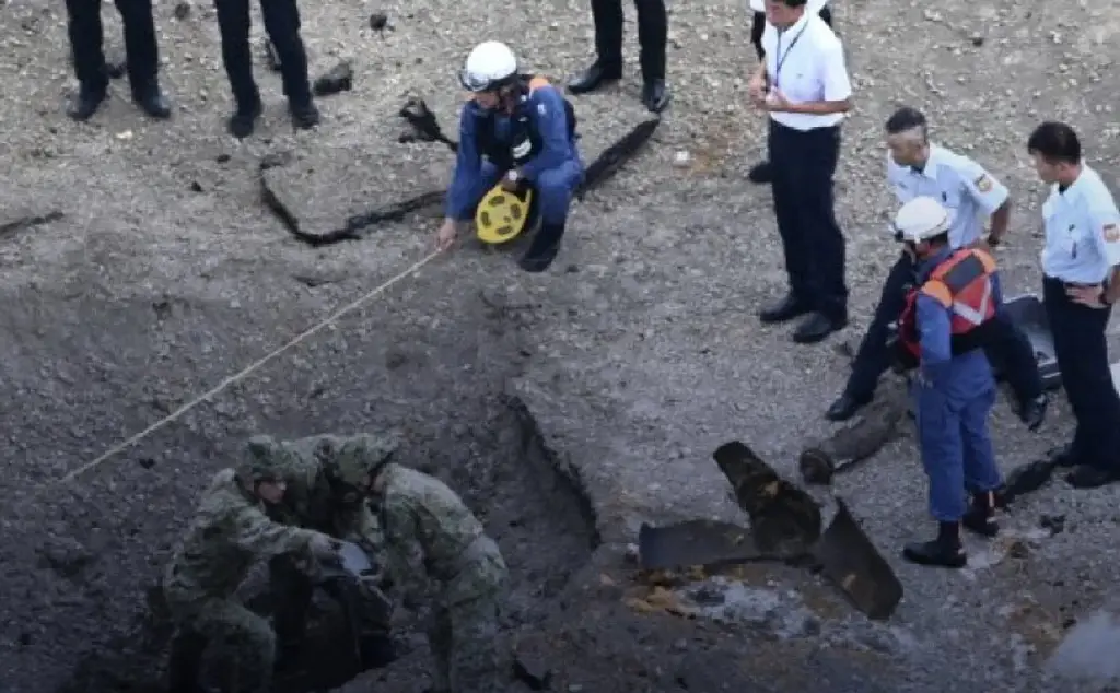 Imagen Bomba de EU de la II Guerra Mundial estalla en aeropuerto de Japón (+Video)