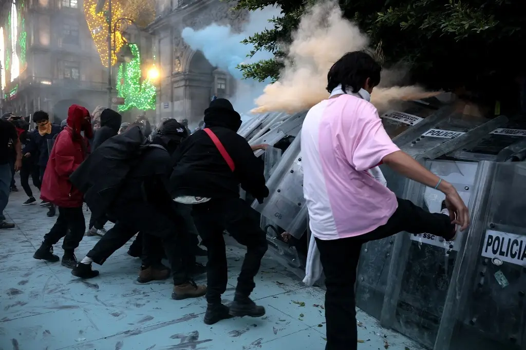 Imagen Manifestantes y policías chocan en marcha conmemorativa por masacre de Tlatelolco