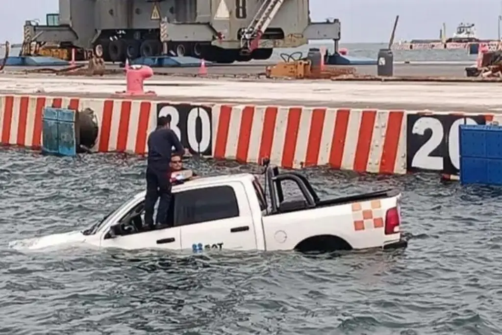 Imagen Así sacaron camioneta que cayó al mar en Veracruz 