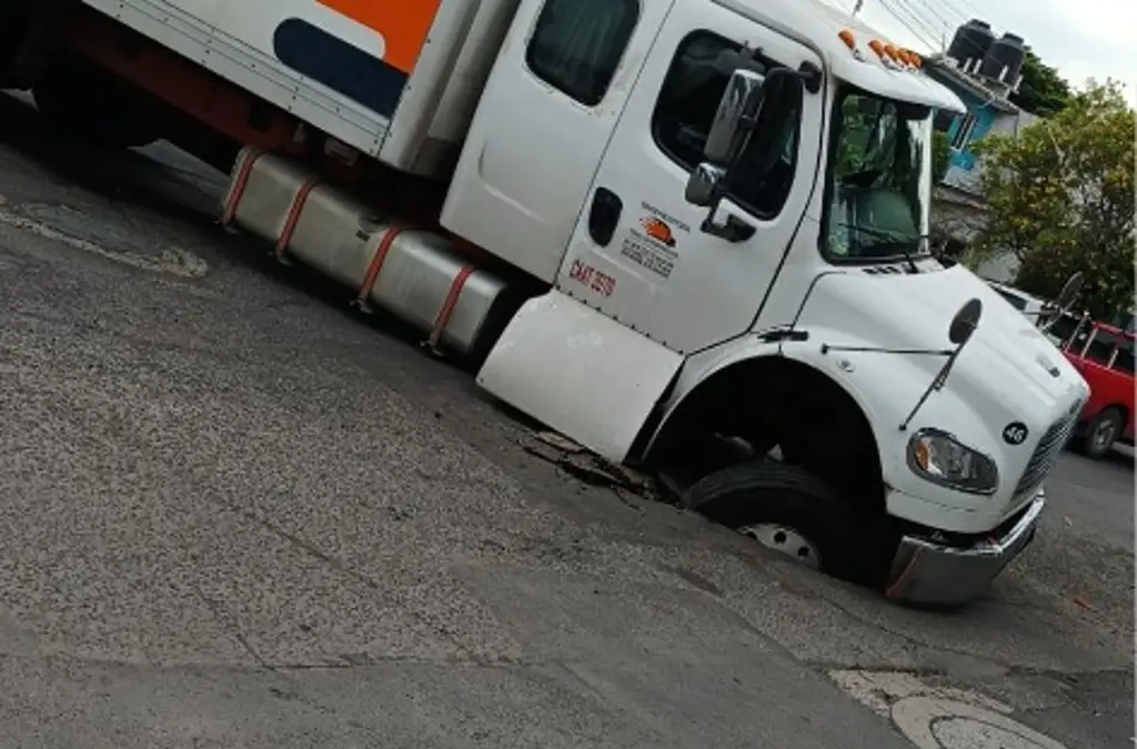 Imagen Tráiler cae a socavón en colonia de Veracruz 